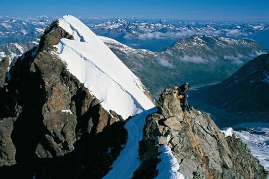 Der Roseg-Gipfelgrat belohnt mit nettem Fels und Weitblick