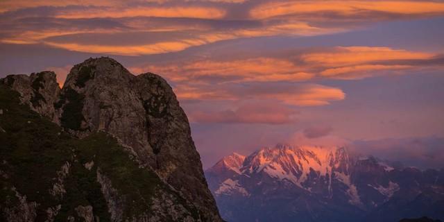 Spektakulär beginnt der Tag am Bivacco Bocchetta di Campo, die Monte-Rosa-Ostwand leuchtet. Foto: Stefan Neuhauser