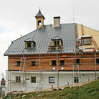 Bochumer Hütte - Eine energetische Sanierung wurde für die Bochumer Hütte in den Kitzbühler Alpen durchgeführt. Es wurde insbesondere darauf geachtet, den ursprünglichen Charakter der Hütte zu erhalten und dennoch die strengen Brandschutzauflagen umzusetzen.