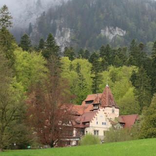 In einer weitläufigen Parkanlage liegt das Schloss Peles. Foto: Win Schumacher, weltwege.de