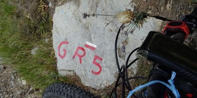 Tag 13: Die Markierungen des Fernwanderwegs GR 5 begleiten die Mountainbiker auf den letzten beiden Tagen ans Mittelmeer.