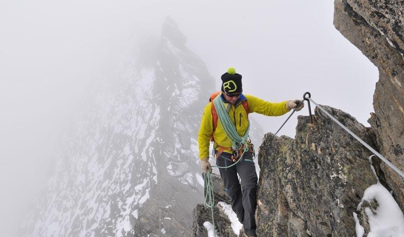 Gipfelfelsen an der Hohen Wilde - Sportlich, sportlich. Ein Drahtseil sichert die Gipfelfelsen an der Hohen Wilde.