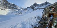 Blick von der urchigen Fridolinshütte auf den ersten Teil des Anstiegs zum Tödi, der mitten durch spaltenreiche Gletscherabbrüche hochführt; rechts hinten ein Teil des mächtigen Tödimassivs. Foto: Christine Kopp