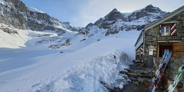 Blick von der urchigen Fridolinshütte auf den ersten Teil des Anstiegs zum Tödi, der mitten durch spaltenreiche Gletscherabbrüche hochführt; rechts hinten ein Teil des mächtigen Tödimassivs. Foto: Christine Kopp