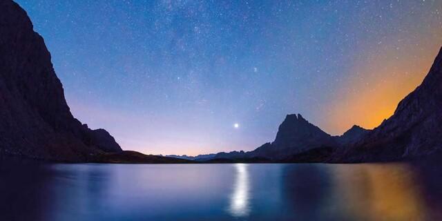 Juni - Tausende von Sternen leuchten im sommerlichen Nachthimmel über dem Lac Roumassot im Nationalpark Pyrenäen. Foto: Andreas Strauss