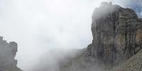 Um seinen Gipfel jagen Nebelschwaden… spannende Stimmung am Weg zur Tribulaunhütte, Foto: Stefan Herbke