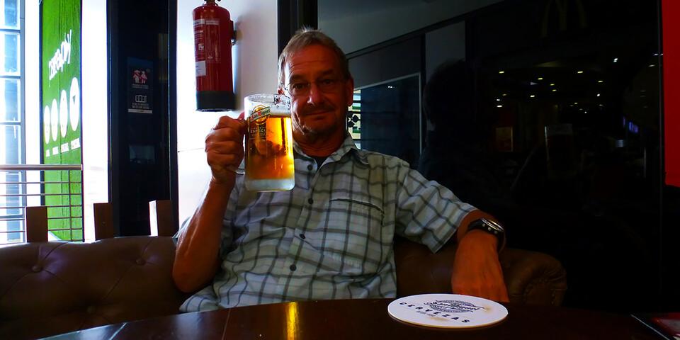 Prost: Die Cerveza schmeckt nach der Wanderung auch einem Rothaus-verwöhnten Freiburger. Foto: Josef Schlegel