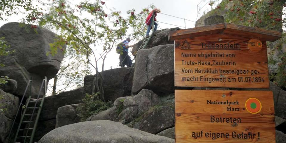 Das Granitgebirge des Harz lädt oft zu kleinen Kraxel-Einlagen. Foto: Folkert Lenz