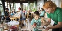 Am Frühstücksbuffet ist auch für die Kleinen bestens gesorgt. Foto: DAV/Jens Klatt