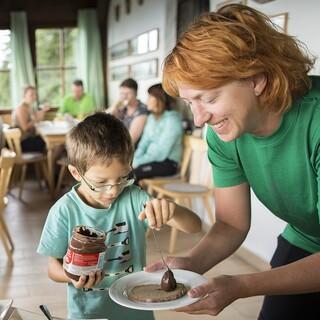 Am Frühstücksbuffet ist auch für die Kleinen bestens gesorgt. Foto: DAV/Jens Klatt