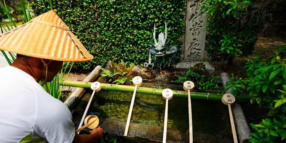 An den Pilgerstätten des Kumano Kodo liegen Schöpfkellen zum Reinigen der Unterarme bereit. Foto: Norbert Eisele-Hein