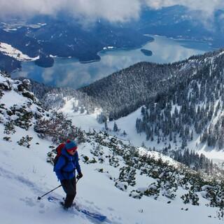 Am Dienstag präsentierten sich die Bayerischen Alpen noch frisch verschneit. Foto: JDAV/Pröttel