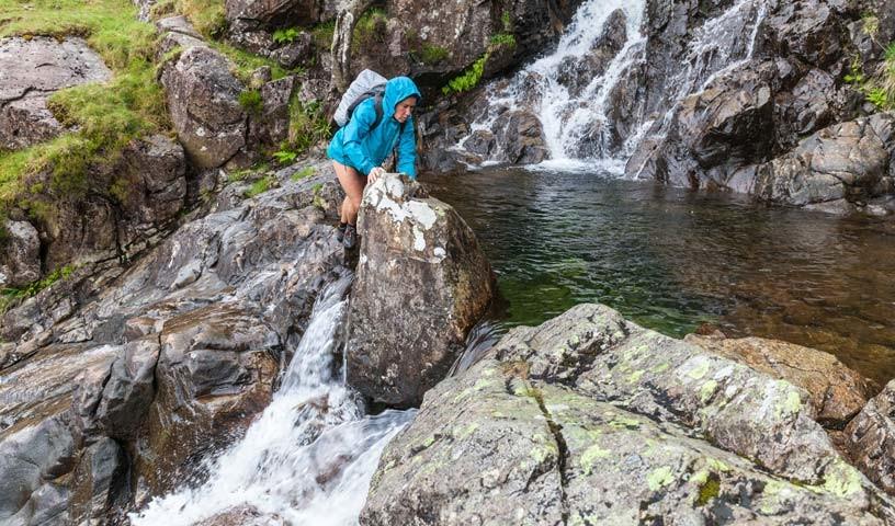 Erfrischendes Badegelände - Vorbei an Gumpen und Wasserfällen verläuft die Route durch den Sourmilk Gill – ein Wanderweg, wie man ihn in den Alpen nicht so leicht findet.