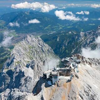 Vom Gipfel schweift der Blick weit ins Alpenvorland, Foto: Jörg Bodenbender
