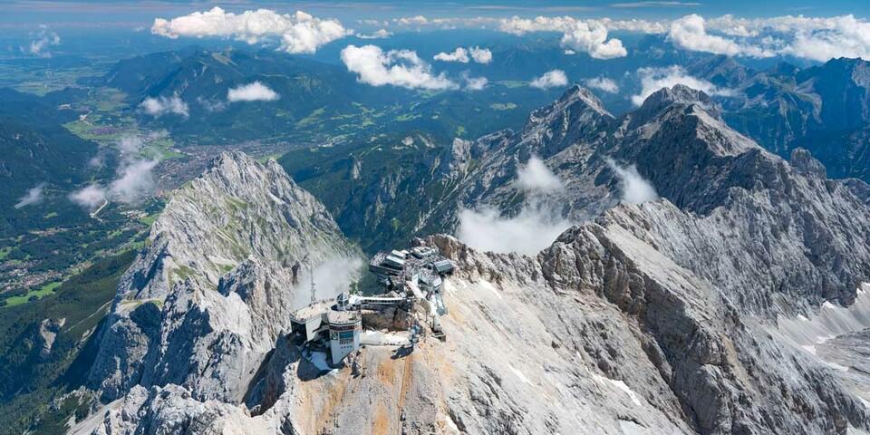 Vom Gipfel schweift der Blick weit ins Alpenvorland, Foto: Jörg Bodenbender