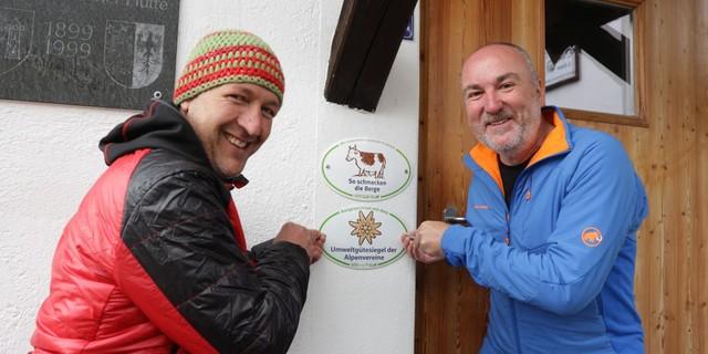 Hüttenwirt Michael Puntigam und Hüttenwart Jens Winkelmann schrauben das Umweltgütesiegel der Plauener Hütte fest, Foto: Oliver Orgs
