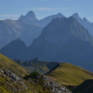 Vom Koblat aus präsentiert die Höfats ihre steilen Grasflanke, links davon der Große Krottenkopf, höchster Allgäuer Gipfel. Foto: Friedrich Stettmayer
