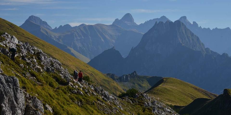 Vom Koblat aus präsentiert die Höfats ihre steilen Grasflanke, links davon der Große Krottenkopf, höchster Allgäuer Gipfel. Foto: Friedrich Stettmayer