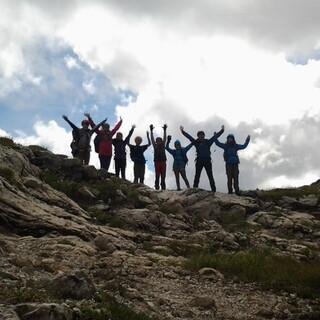 Jugendgruppe steht freudig am Berg, Foto: JDAV/Thomas Bosse