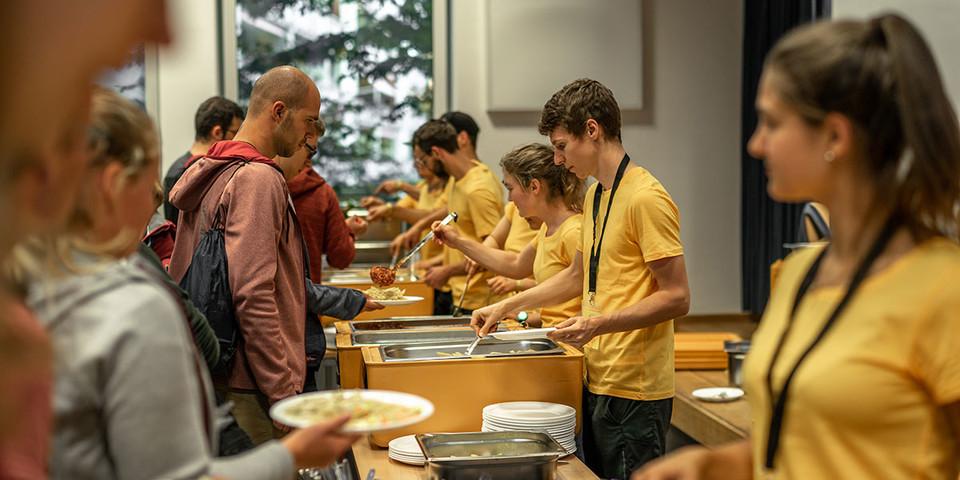Das Helfer*innenteam aus Nürnberg verteilt das Mittagessen, Foto: JDAV/Silvan Metz