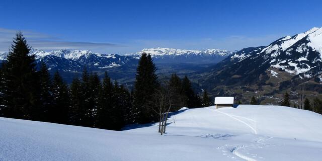 Die Skitour auf den Hohen Fraßen führt anfangs über offene Wiesen. Foto: Stefan Herbke