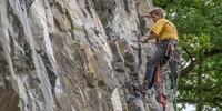 Jo Fischer, hauptberuflich im Landesverband für Klettern und Naturschutz, legt im Oberhagen Hand und Eisen an. Foto: Mathias Weck