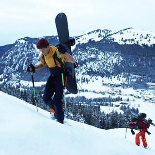 Snowboard Touren sind auf Pisten teilweise schon möglich. Foto: DAV/ Pröttel