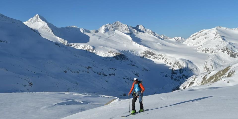 Skirunde Großvenediger: Morgenstimmung beim Anstieg zum Obersulzbachkees, im Hintergrund der Große Geiger (l.). Foto: Stefan Herbke