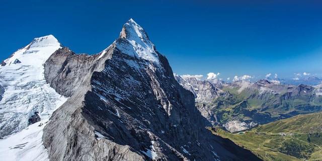 Der Mittellegigrat mit Blick in die Eiger-Nordwand, Foto: Jörg Bodenbender