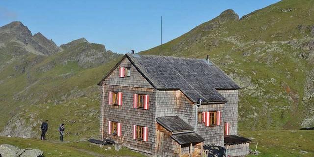 Das höchst gelegene Quartier der Alpenüberquerung: Hugo-Gerbers-Hütte in der Kreuzeckgruppe/Kärnten. Foto: Christof Herrmann