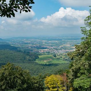 Weite Sicht vom Albtrauf ins Schwäbische Land. Foto: Christof Herrmann