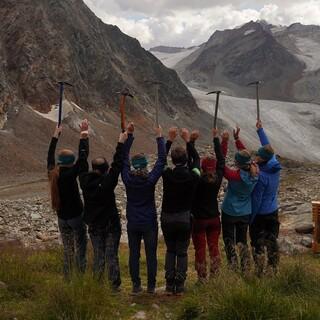 Jugendgruppe blickt auf die steinige Gletscherlandschaft. Foto: JDAV Braunschweig/ Laila Meder