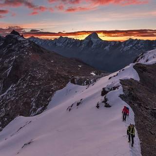 Vom Bietschhorn nach links bis zum Aletschhorn zieht sich die Kette der Lötschentaler Gipfel; Morgenstimmung am Balmhorn, Foto: Ralf Gantzhorn