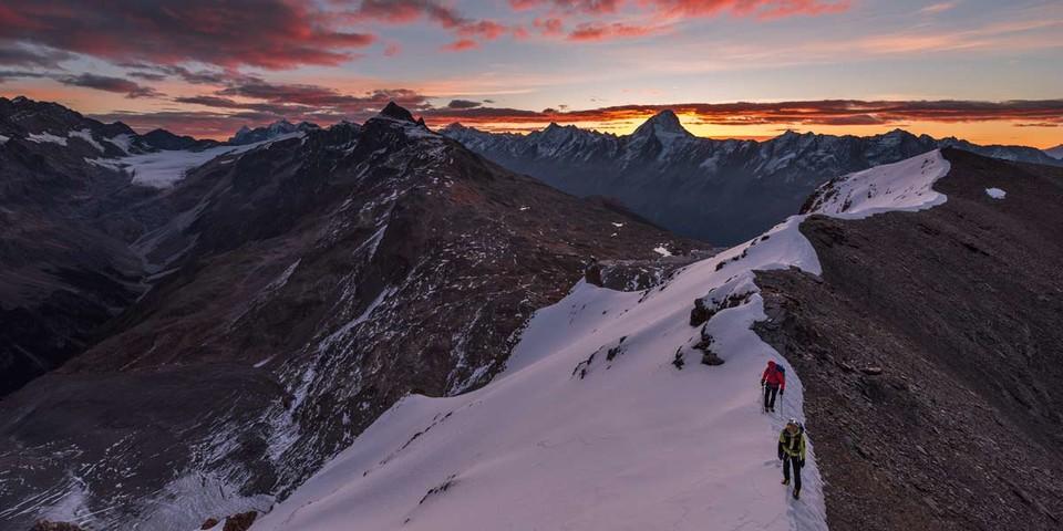 Vom Bietschhorn nach links bis zum Aletschhorn zieht sich die Kette der Lötschentaler Gipfel; Morgenstimmung am Balmhorn, Foto: Ralf Gantzhorn