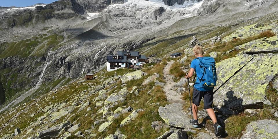 Nach der langen Etappe auf dem Lausitzer Weg und dem Hannemannweg bietet die Plauener Hütte Erholung; dahinter die Gipfel der Reichenspitzgruppe. Foto: Stefan Herbke
