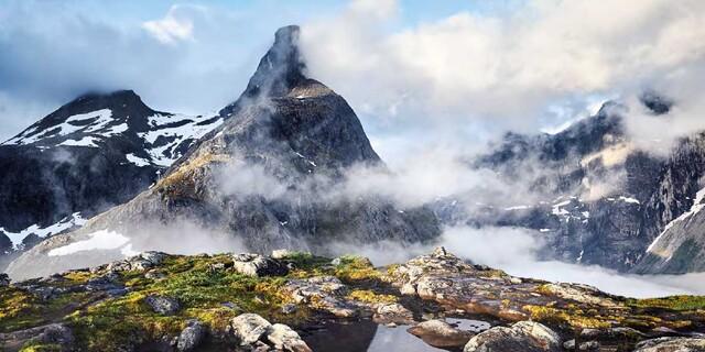 April - Das Romsdalshorn in den Romsdaler Alpen (Norwegen) wird aufgrund seiner Silhouette oft mit dem Matterhorn verglichen. Foto: Lars Schneider