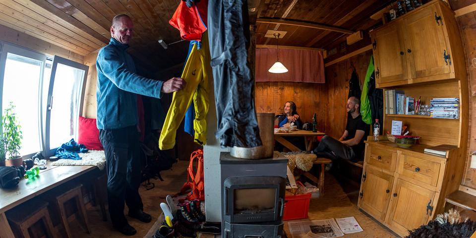 Auf der Kistenpasshütte – wechselhaftes Wetter freut den Fotografen und ärgert die Begleiter. Foto: Ralf Gantzhorn