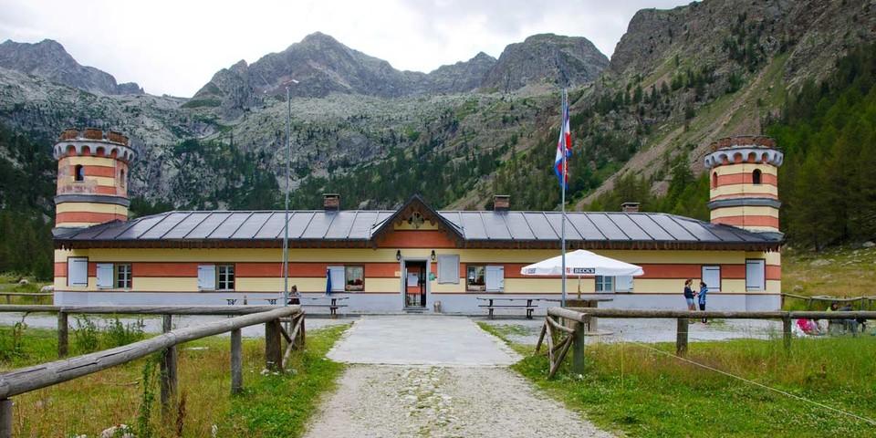 Ehemals ein königliches Jagdhaus, wird das Rifugio Valasco heute als Bergunterkunft genutzt. Foto: Joachim Chwascza