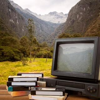 Alter Fernseher mit Bergen im Hintergrund, Foto: freepik