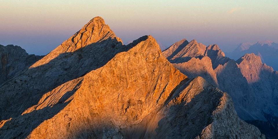 Wer eine Stirnlampe für den Abstieg hat, kann die Abendstimmung auf den Gipfeln genießen. Foto: Heinz Zak