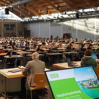 Die Hauptversammlung in der Messehalle in Friedrichshafen. Foto: Georg Hohenester
