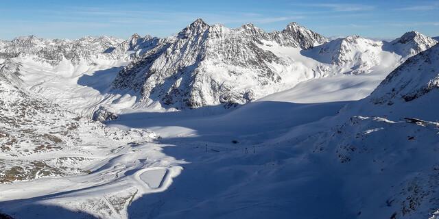 Pistenflächen auf den Gletschern Mittelberg-, Karles- und Hangender Ferner; Seilbahnstation auf dem Linken Fernerkogl: hier ist alpine Natur bedroht. Foto: DAV/Tobias Hipp