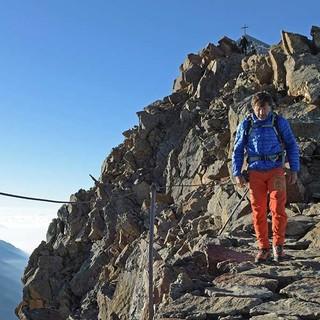 Nicht furchtbar schwierig, aber für echte Bergsteiger: die letzte Etappe zum Wilden Freiger. Foto: Stefan Herbke
