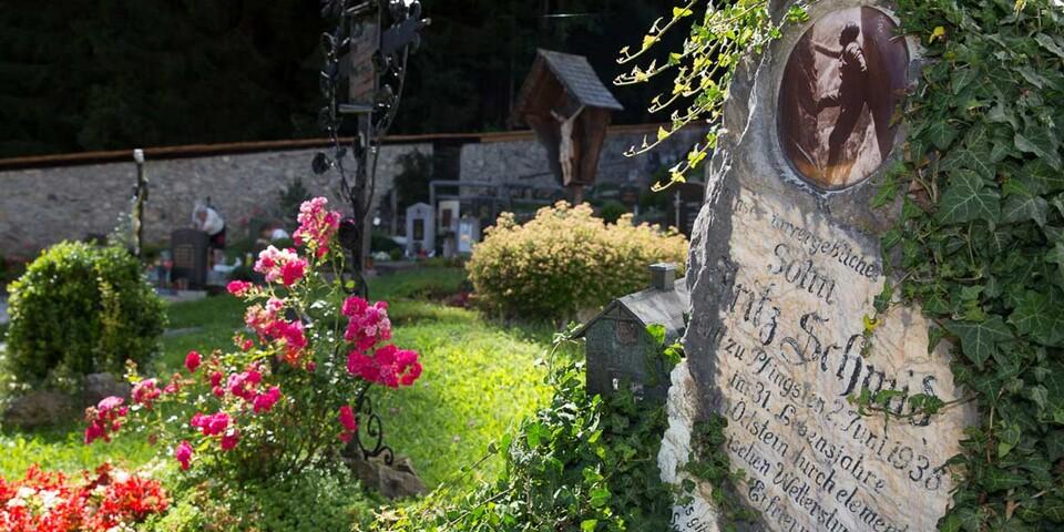 Friedhof in Johnsbach - Auf dem Friedhof von Johnsbach liegen viele bekannte Bergsteiger begraben. Foto: Iris Kürschner