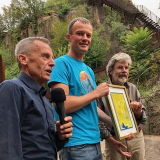 Solidaritätspreis-Träger Mikhail Fomin (m.) mit IPPG-Obmann Georg Bachler (l.) und Laudator und Gastgeber Reinhold Messner. Foto: Hans Helmberger