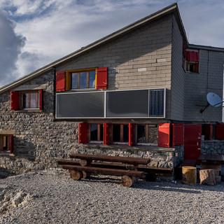 Spektakuläre Bauweise, aber innen schweizerisch praktisch und freundlich: die Planurahütte. Foto: Ralf Gantzhorn