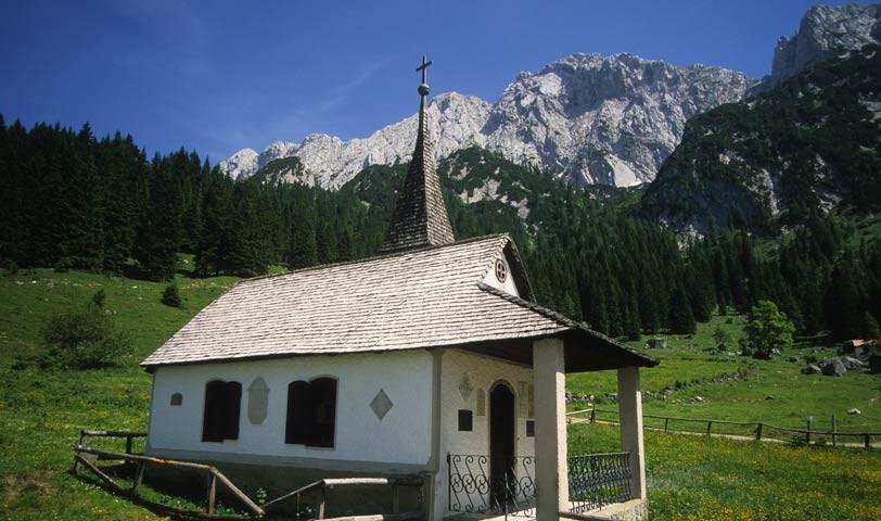 Kapelle vor Scheffauer - Aufschauen: Kapelle bei der Kaindlhütte unter der Nordwand des Scheffauer, Foto: Andi Dick