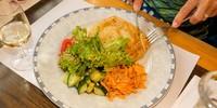 Die „Cholera“ mit Salat ist ein traditionelles Gericht im Hotel Post/Simplon Dorf. Foto: Iris Kürschner