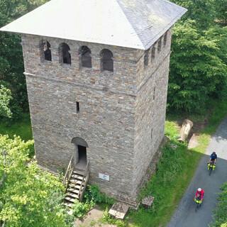 Geschichte hautnah: der Römerturm am Gaulskopf auf dem Limes-Radweg. Foto: Thorsten Brönner