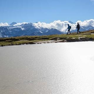 Selbst wenn die Tümpel gefroren sind, kann Wandern noch Spaß machen – hier am Güggisgrat beim Niederhorn. Foto: Bernd Jung